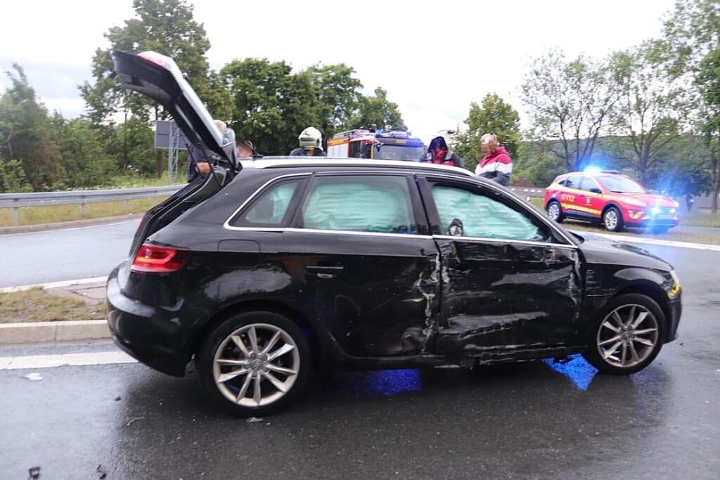 Verkehrsunfall auf B64 bei Bad Driburg verletzt drei Personen
