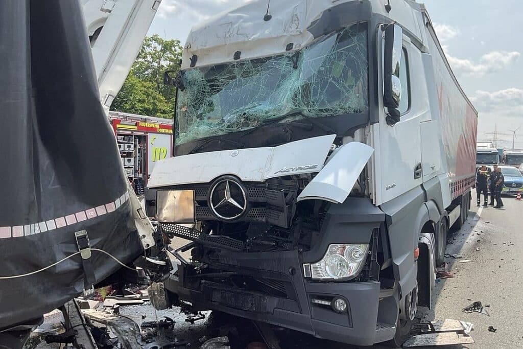 Verkehrsunfall zwischen drei LKW auf der A45 bei Dortmund
