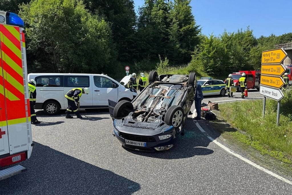 Vier Verletzte bei Verkehrsunfall auf B8 bei Hahn am See