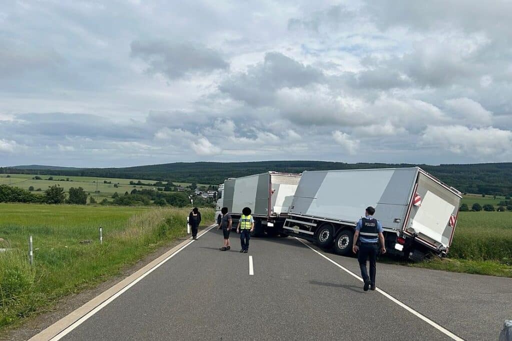 Vollsperrung durch Lkw-Unfall bei Hinzerath