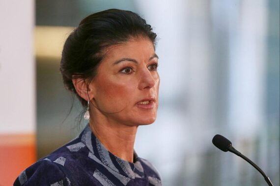 Sahra Wagenknecht warnt vor Krieg und kritisiert die Bundesregierung in Berlin.