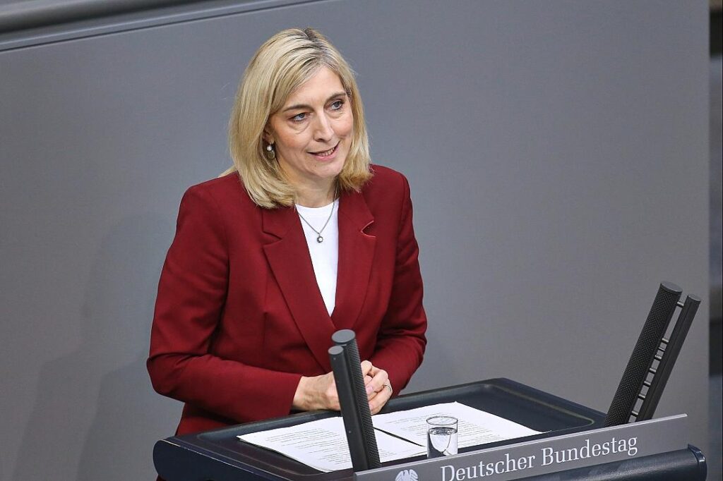 Warken will Haushaltsausschuss über Maskenbericht informieren