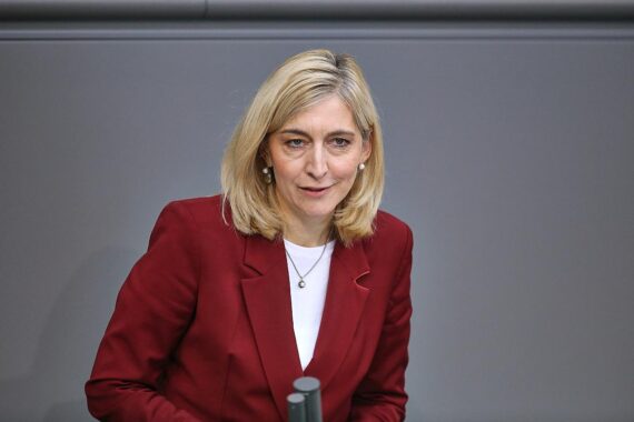 Nina Warken stellt geschwärzten Masken-Affäre Bericht dem Bundestag vor, betont Datenschutz und Transparenz.