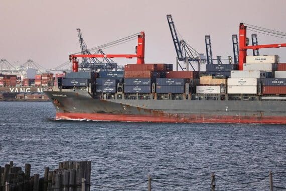 Europäische Industrieanlagen symbolisieren Zusammenhalt und wirtschaftliche Stärke der EU im Zollstreit mit USA.