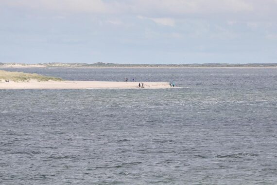Sonnige Küstenlandschaft auf Sylt mit klarer Himmel und warmen Temperaturen. Ideal für Aktivitäten!