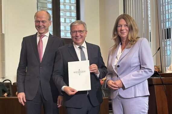Oberbürgermeister Gert-Uwe Mende wird feierlich für seine zweite Amtszeit im Rathaus vereidigt.
