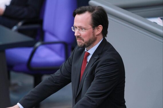 Dirk Wiese spricht über Einkommenssteuerreform und Entlastungen für die Arbeiterschaft.