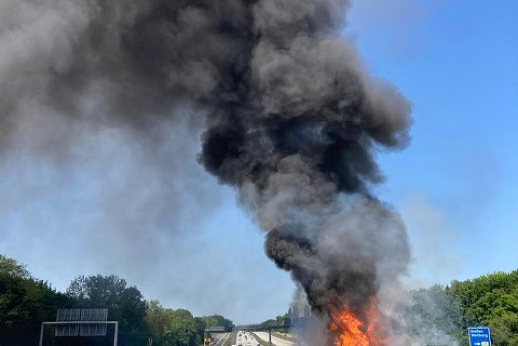 Wohnmobil brennt auf A3 bei Limburg