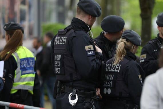 Polizisten im Einsatz, um Straftäter nach Diebstählen und Angriffen zu fassen.