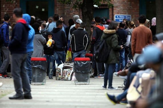 Flüchtlinge an einer Aufnahmestelle in Sachsen-Anhalt, symbolisch für steigende Schutzsuchenden-Zahlen.