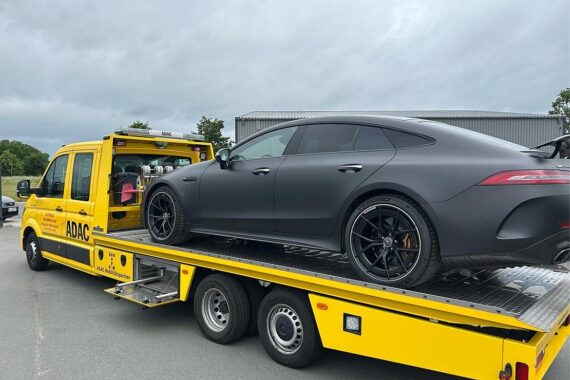 Luxusauto und Bargeldbeschlagnahme nach Zollaktion gegen Schwarzarbeit im Baugewerbe.