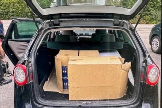 Zollbeamte beschlagnahmen große Menge unverzollter Zigaretten von Fahrradfahrer in Berlin.