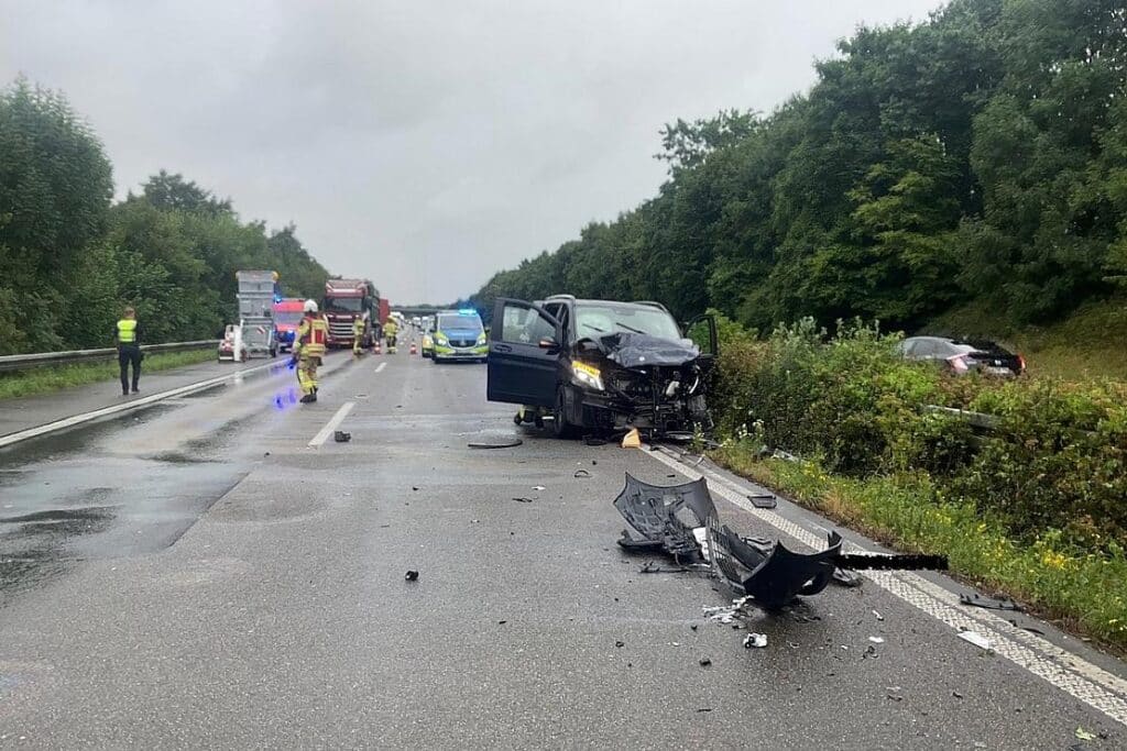 Zwei Unfälle auf A57 bei Alpen fordern mehrere Verletzte