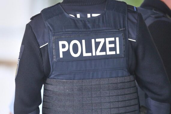 Polizeieinsatz in Schwäbisch Gmünd nach Lebensgefährlichem Angriff auf 25-Jährigen. Täter flüchtig.