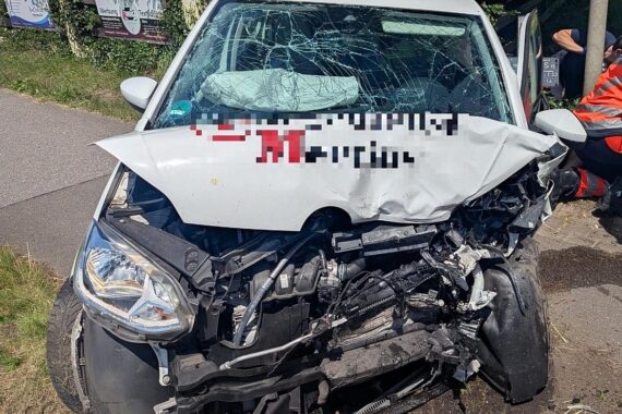 Zerstörter VW nach schwerem Unfall in Buxtehude; Polizeiinspektion Stade untersucht den Vorfall.