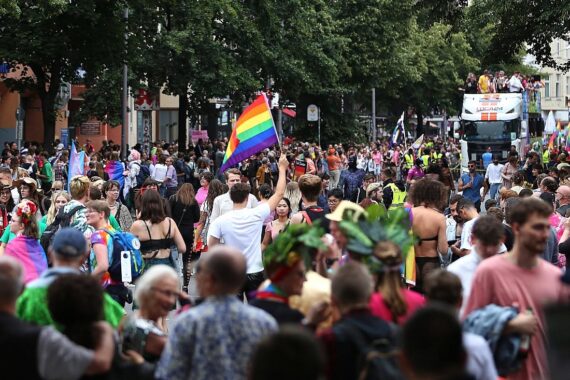 Festnahme und Proteste während des Christopher-Street-Days in Berlin, eine friedliche Feier gestört.