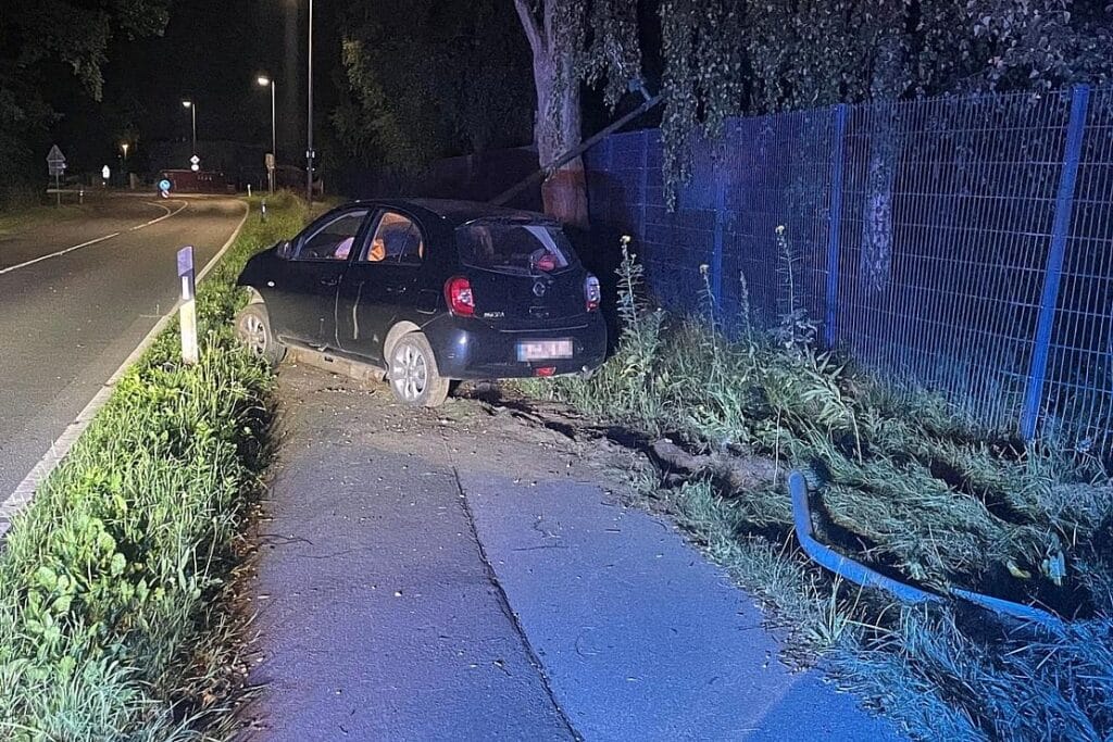 78-Jähriger übersieht Verkehrsinsel in Bielefeld und verursacht Totalschaden