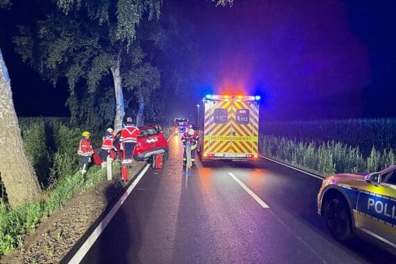 Tödlicher Unfall: Opel Mokka prallt gegen Baum auf L124; Polizei und Feuerwehr im Einsatz.