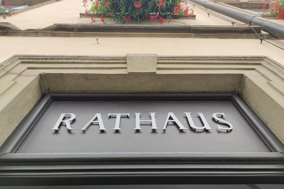 Rathaus mit Banner "Für die Würde unserer Städte", symbolisiert kommunale Finanzreform und Altschulden-Regelung.