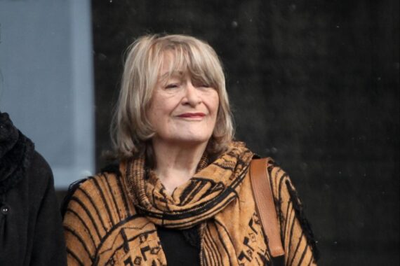 Alice Schwarzer diskutiert Wehrpflicht für Frauen und Geschlechtergerechtigkeit in Deutschland.