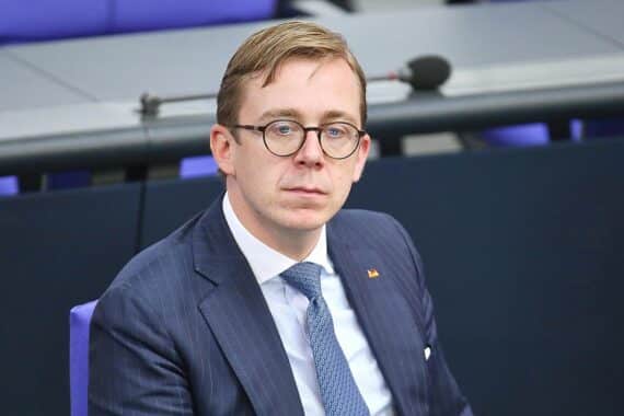 Philipp Amthor diskutiert Menschenwürde und Verfassungsrichterkandidatin in Berlin. CDU-Position wird betont.