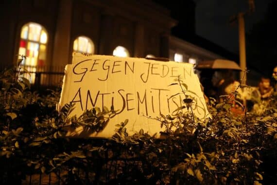 Mahnwache vor einer Synagoge symbolisiert Protest gegen steigenden Antisemitismus und den Schutz jüdischen Lebens.