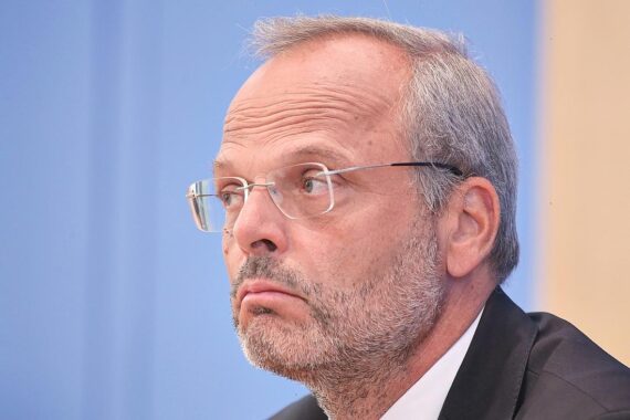 Felix Klein äußert Kritik zur Rückkehr eines Polizisten mit antisemitischen Äußerungen.