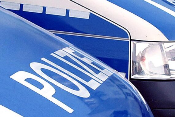 Polizeistreife am Unfallort mit drei beschädigten Fahrzeugen und sichtbarem Sachschaden.