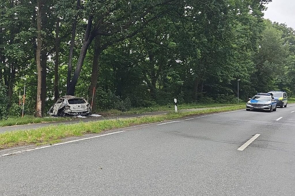 Autofahrer stirbt bei Unfall auf L135 bei Midlum