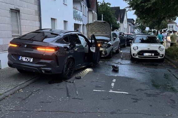 Ein beschädigter Baum, der von einem BMW gestreift wurde, nach schwerem Unfall.