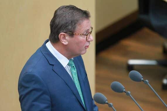 Peter Hauk präsentiert Förderprojekte im ländlichen Raum für nachhaltige Entwicklungen und Holzbau.