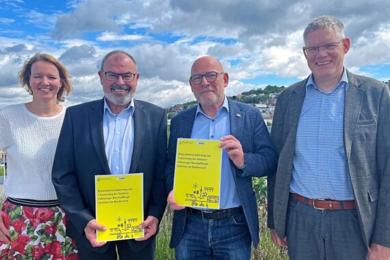 Verkehrsminister unterzeichnet Vereinbarung für emissionsfreie Busse in Baden-Württemberg zur Verkehrswende.