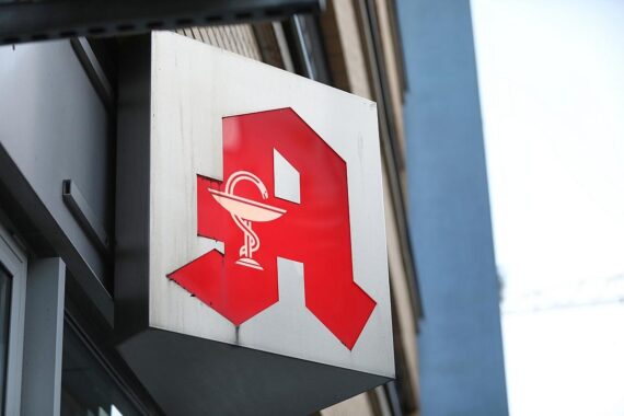 Apotheke mit Logo; Gedächtnistests für Senioren zur Früherkennung von Demenz in München.