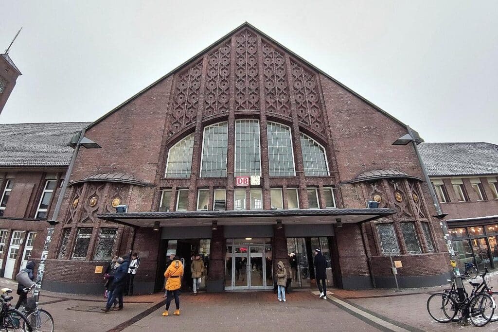 Betrunkener bedroht Reisenden im Oldenburger Hauptbahnhof