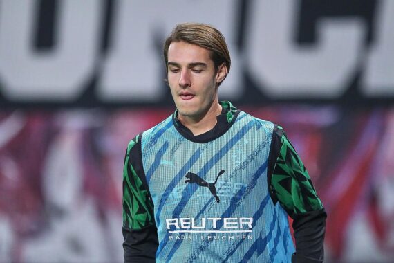 Florian Neuhaus in Mönchengladbachs U23, symbolisiert durch eine Geldstrafe und Vereinskritik.