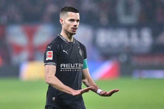 Julian Weigl in Borussia Mönchengladbach-Trikots, feierliche Verlängerung der Partnerschaft mit REUTER sichtbar.