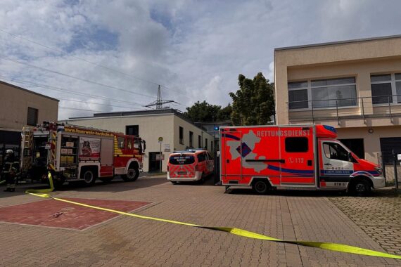 Brand im Pflegeheim: Feuerwehr im Einsatz, Verletzte, Einsatzkräfte und Verkehrsbehinderungen sichtbar.