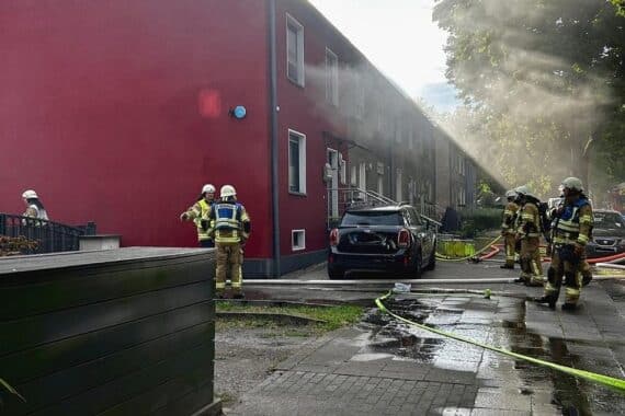Feuerwehr bekämpft Brandausbruch in Recklinghausen; verletzter Mann, Gasflaschen in Gefahr.