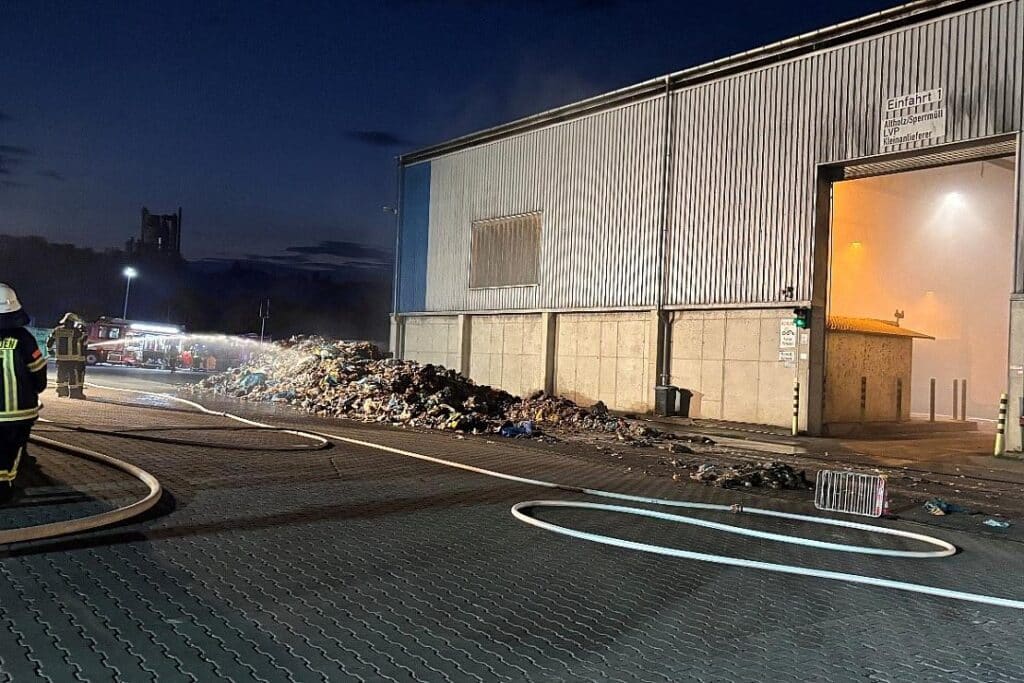 Brand in Wiesbadener Deponie verursacht Großeinsatz der Feuerwehr