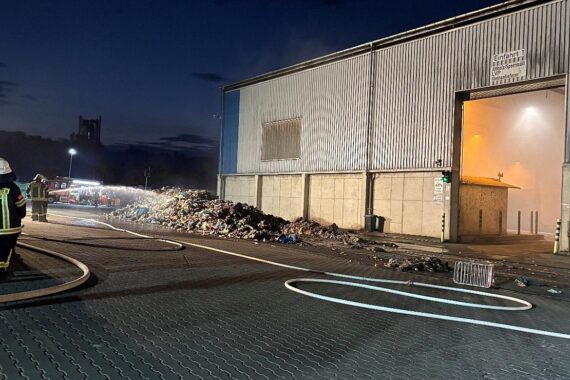 Löscharbeiten in der Nacht bei Brand in Wiesbadener Abfallumschlaganlage, Feuerwehr im Einsatz.