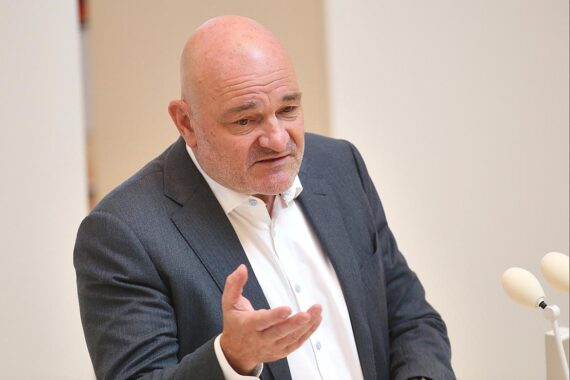 Brandenburgs Finanzminister Robert Crumbach bei der Vorstellung der Haushaltsstrukturkommission in Potsdam.