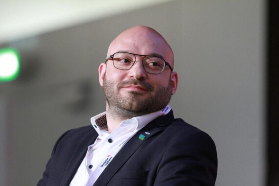 René Wilke in einem offiziellen Kontext, der sich mit Asylfragen und Familienrückkehr beschäftigt.