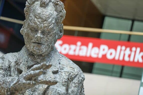 Statue von Willy Brandt: Symbol für Erinnerung, Verantwortung und Mietleid in der deutschen Geschichte.