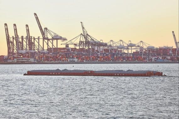 Industrieanlagen symbolisieren notwendige Veränderung in der Energiepolitik, wie von Brantner gefordert.