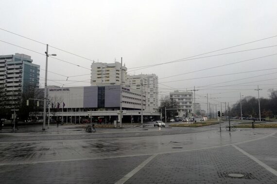 Bild der Hansestraßenbrücke in Braunschweig mit nur einer Fahrspur, Sanierungsarbeiten im Gange.