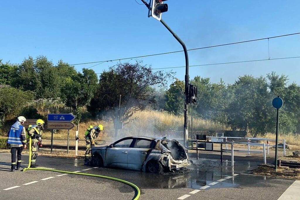 Brennender Pkw beschädigt Ampel und Fahrbahn in Bad Dürkheim