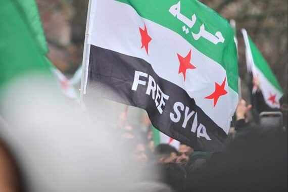 Syrer in Deutschland feiern den Sturz von Assad, während Debatten über Asylrechte entbrennen.