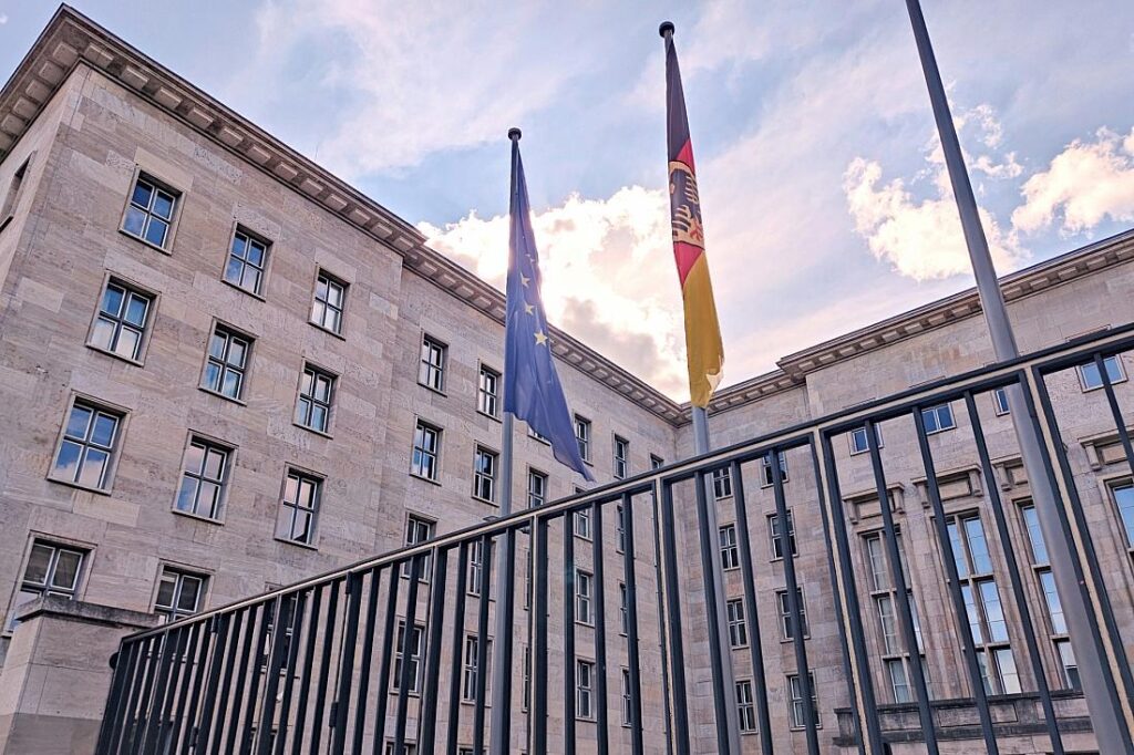 Bund spart mehr als vorgeschrieben