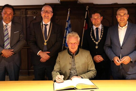 Bundesminister Alois Rainer trägt sich ins Goldene Buch der Stadt Landshut ein.