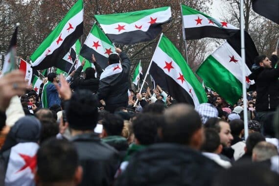 Syrer feiern in Deutschland den Sturz Assads; Hoffnung auf Freiheit und Frieden in Syrien.